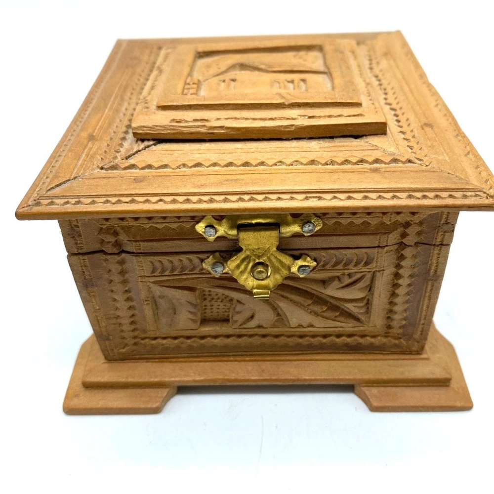 Vintage Hand carved Wood Jewlery keepsake Trinket box‎ hinged lid brass latch